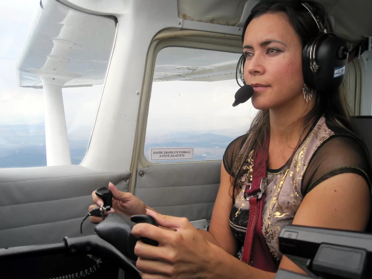 Pilotem na zkoušku Začnete na letišti v Hradci Králové, čeká vás 30 minut pozemní přípravy (základy aerodynamiky, mechaniky letu i meteorologie).
